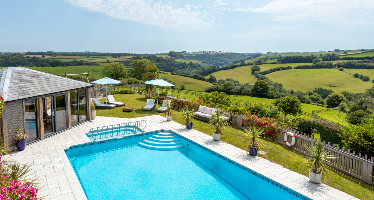 outdoor swimming pool for holidays in cornwall
